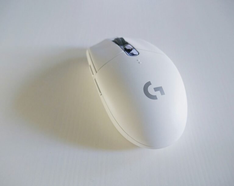 Beyaz oyuncu mouse