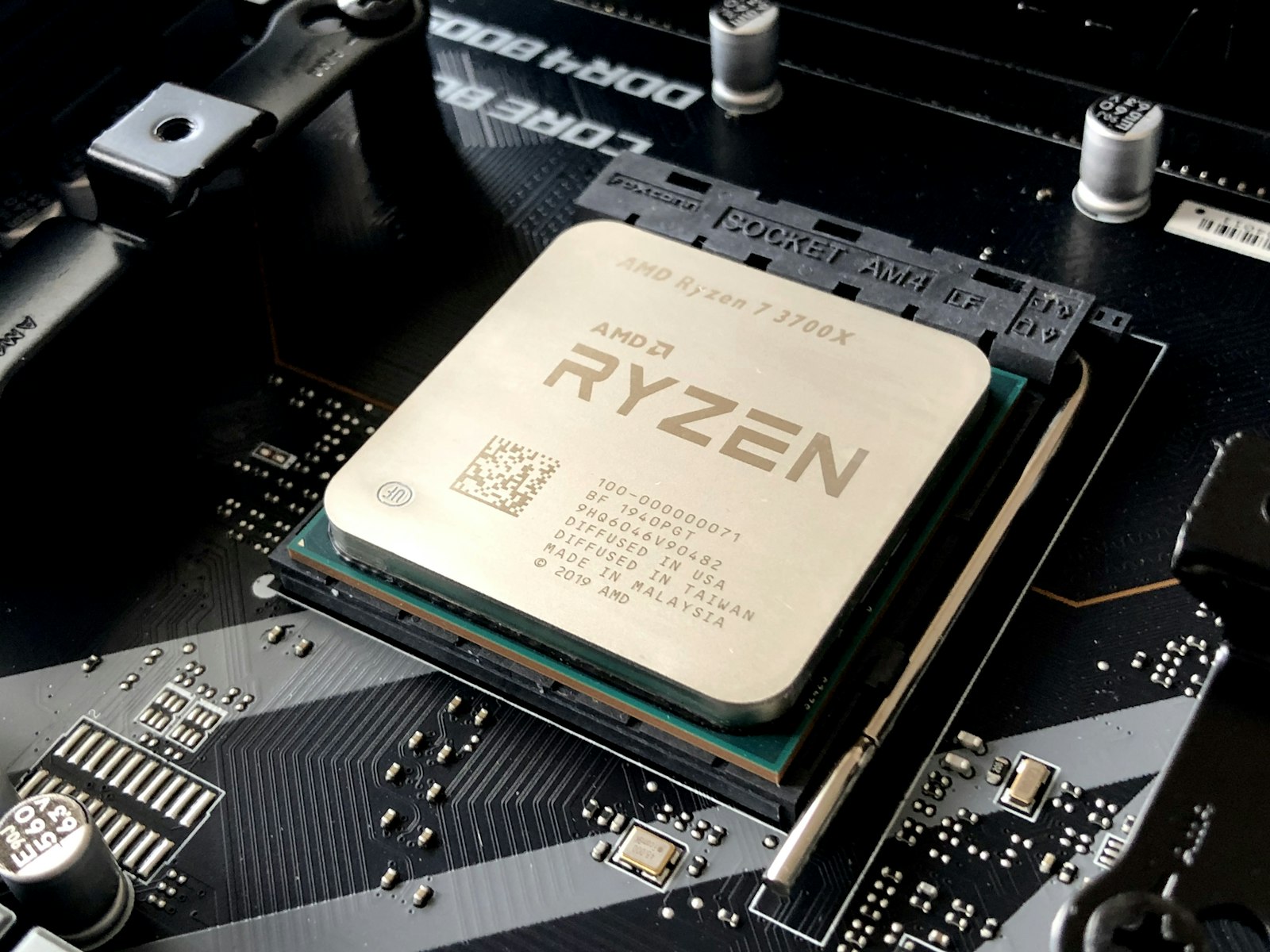 Anakart soketine oturmuş AMD Ryzen işlemci
