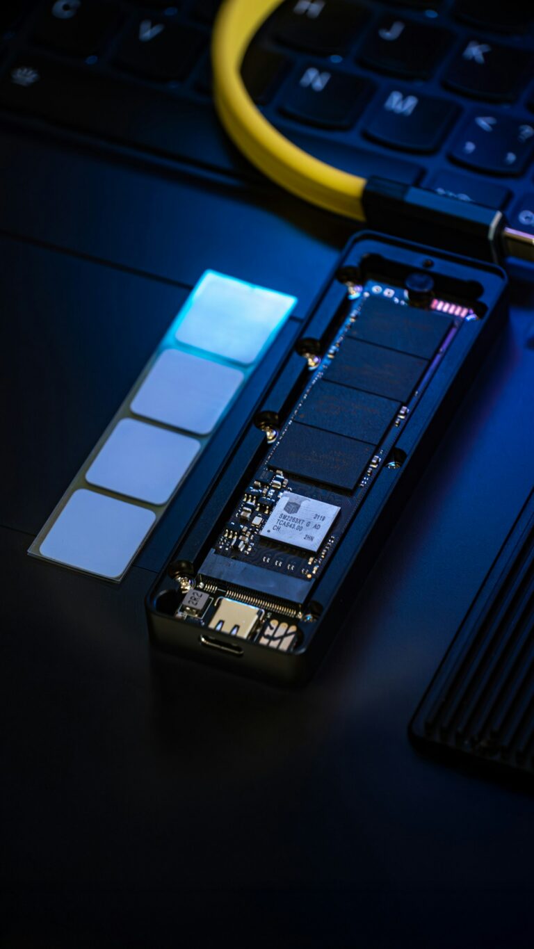Açık kasasında görünen M.2 NVMe SSD